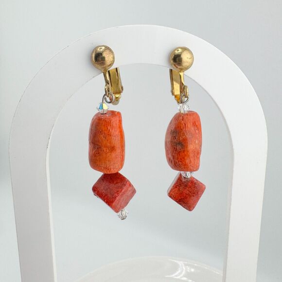Vintage Coral Bead Earrings Gold Tone Screw Back Handmade Artisan 1960s MCM - Picture 3 of 6